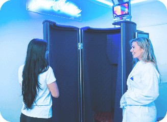 woman having a chat with cryotherapy specialists before it begins
